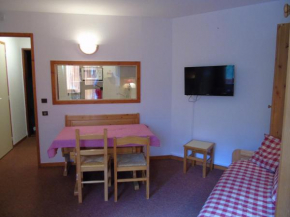 Studio cabine 4 pers à 100m des pistes et commerces, balcon sud, parking gratuit, draps inclus. - FR-1-561-11